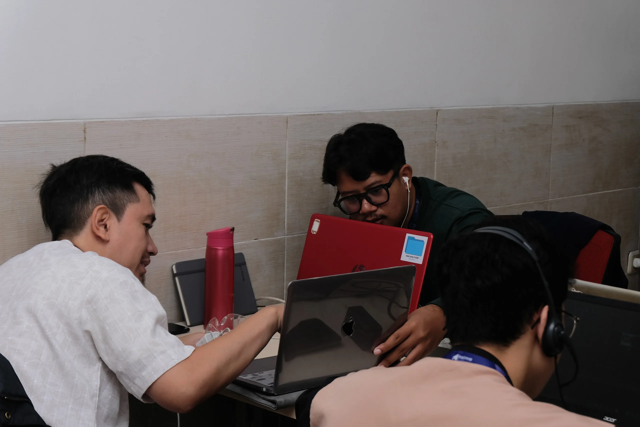 Tim Halma sedang meeting